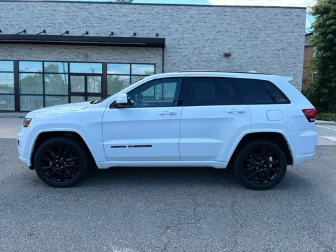 Used 2018 Jeep Grand Cherokee Altitude AWD/4WD image 4