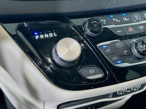 Used 2022 Chrysler Pacifica Touring-L w/ Uconnect Theater Family Group image 25