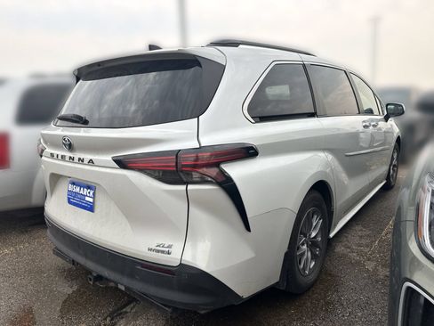 Used 2022 Toyota Sienna XLE w/ XLE Plus Package AWD/4WD image 3