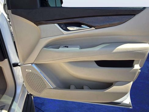 Used 2018 Cadillac Escalade Luxury AWD/4WD image 19