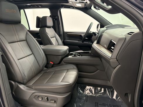 Used 2025 Chevrolet Tahoe High Country AWD/4WD image 29