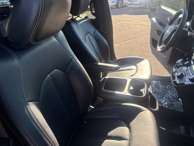 Used 2025 Chrysler Pacifica Select FWD image 37
