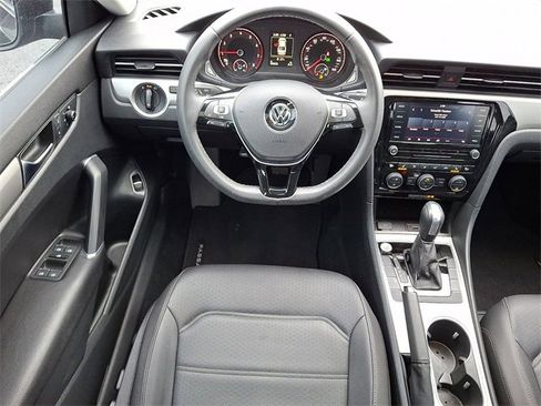 Used 2022 Volkswagen Passat 2.0T SE image 2
