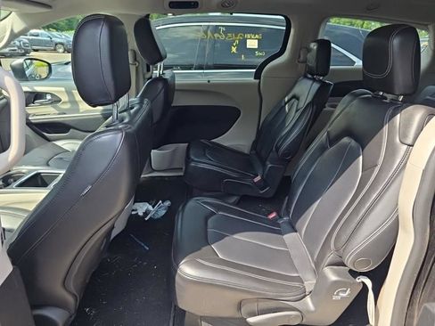 Used 2023 Chrysler Pacifica Touring-L FWD image 10