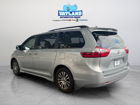 Used 2020 Toyota Sienna XLE w/ XLE Navigation Package FWD image 3