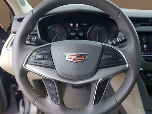 Used 2020 Cadillac XT5 Premium Luxury FWD image 9