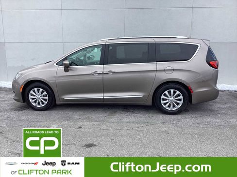 Certified 2018 Chrysler Pacifica Touring-L Plus image 3