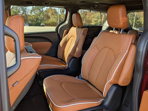 New 2026 Chrysler Pacifica Pinnacle image 13
