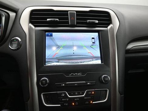 Used 2019 Ford Fusion SE FWD image 4