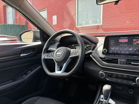 Used 2025 Nissan Altima 2.5 SV image 34