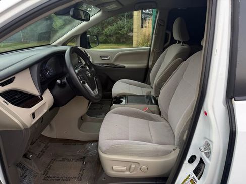 Used 2018 Toyota Sienna LE image 6