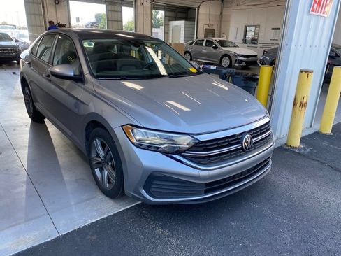 Used 2024 Volkswagen Jetta SE FWD image 1