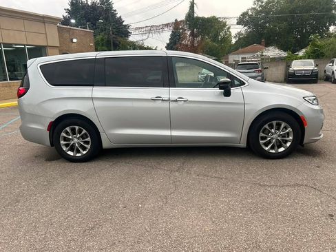 Used 2026 Chrysler Pacifica Limited FWD image 4