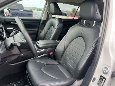 Certified 2025 Toyota Highlander XLE image 17