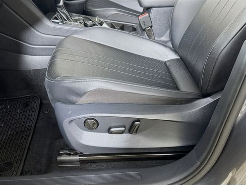 Used 2024 Volkswagen Tiguan SE image 21