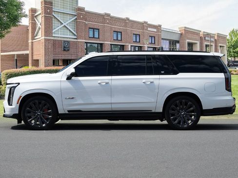 Used 2025 Cadillac Escalade ESV V AWD/4WD image 8