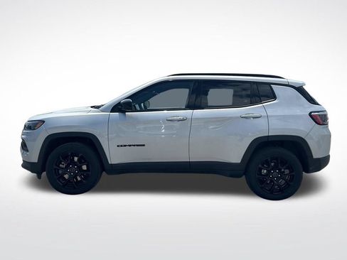 Used 2025 Jeep Compass Latitude w/ Convenience Group AWD/4WD image 3