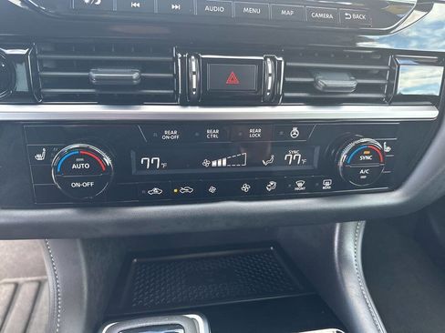 Used 2025 Nissan Pathfinder SL AWD/4WD image 24