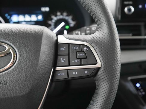 Used 2025 Toyota Sienna FWD image 27