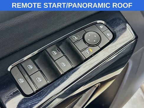 Used 2022 Nissan Pathfinder SV w/ SV Premium Package image 11