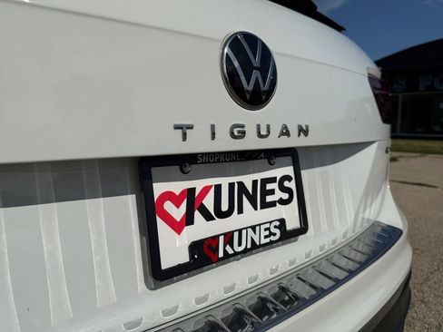 Used 2022 Volkswagen Tiguan SE AWD/4WD image 43