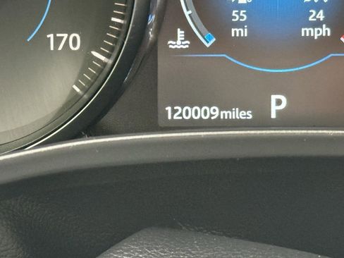 Used 2019 Jaguar F-PACE Premium image 36