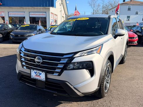 Used 2025 Nissan Rogue SV image 1