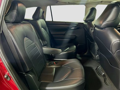 Used 2024 Toyota Highlander XLE image 26