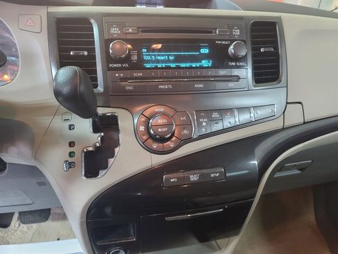 Used 2014 Toyota Sienna LE image 25
