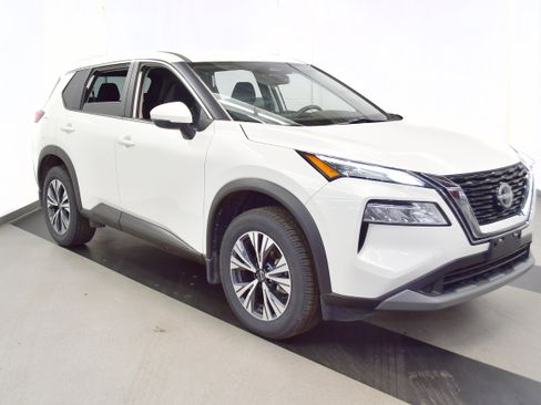 Used 2023 Nissan Rogue SV image 2