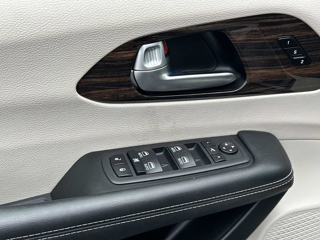 Used 2023 Chrysler Pacifica Limited FWD image 18
