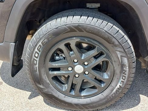 Used 2023 Jeep Grand Cherokee Laredo w/ Luxury Tech Group I AWD/4WD image 5