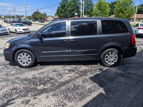 Used 2014 Chrysler Town & Country Touring FWD image 6