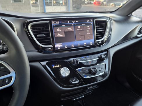 Used 2025 Chrysler Pacifica Select FWD image 47