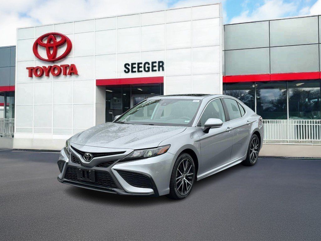 Used 2022 Toyota Camry SE w/ Cold Weather Package FWD image 10