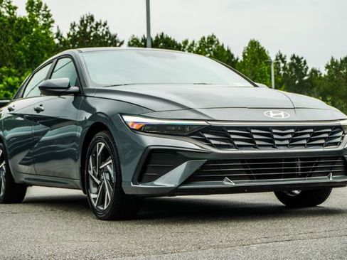 Certified 2025 Hyundai Elantra SEL FWD image 7