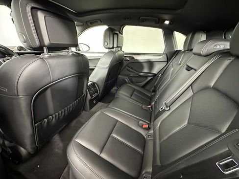 Certified 2025 Porsche Macan w/ Premium Package Plus AWD/4WD image 39