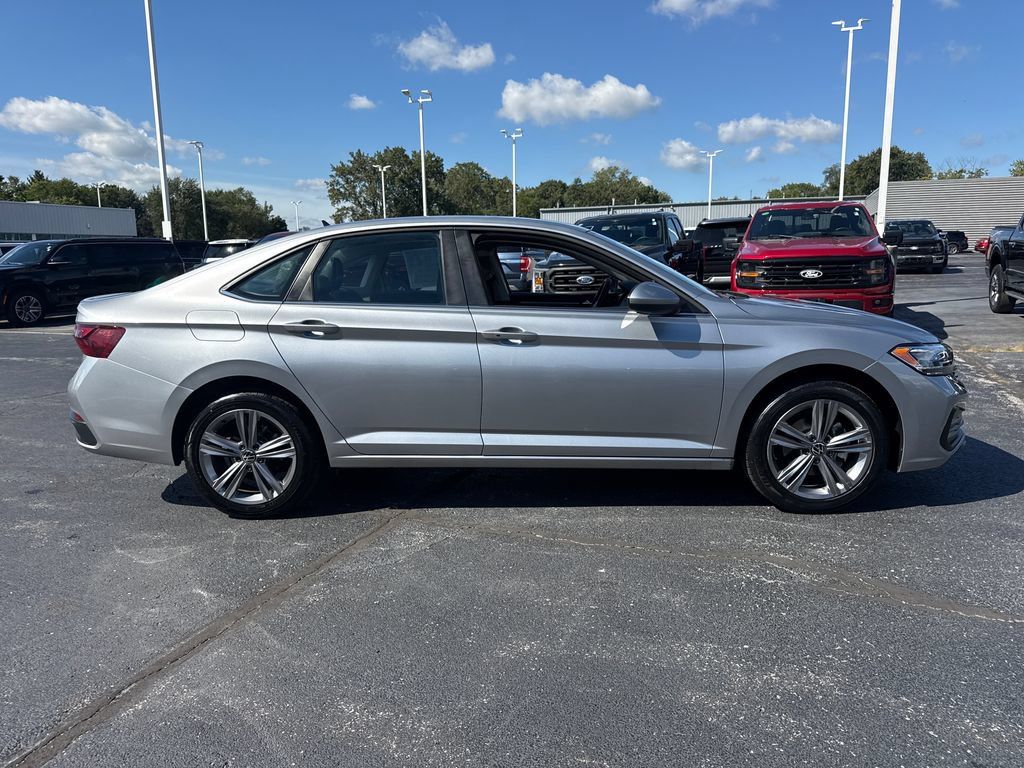 Used 2024 Volkswagen Jetta SE FWD image 6