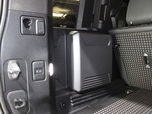 Used 2024 Land Rover Defender 110 X-Dynamic SE image 80