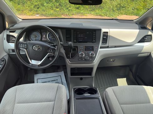 Used 2020 Toyota Sienna LE w/ LE Preferred Package FWD image 10