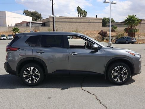 Used 2023 Nissan Rogue SV image 3