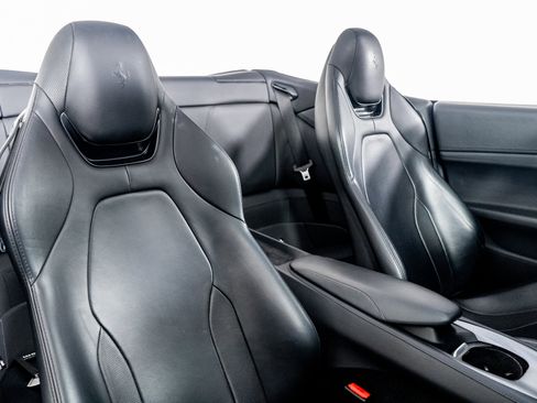 Used 2019 Ferrari Portofino image 32