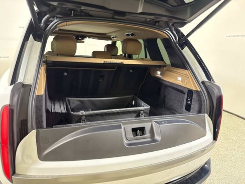 Used 2025 Land Rover Range Rover SE AWD/4WD image 11