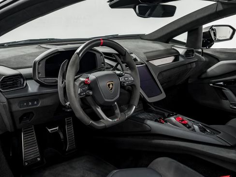 Used 2024 Lamborghini Revuelto image 11