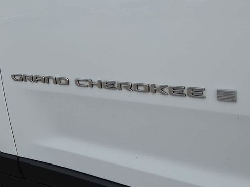 Used 2023 Jeep Grand Cherokee Limited w/ Luxury Tech Group II AWD/4WD image 11