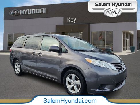 Used 2015 Toyota Sienna LE image 1