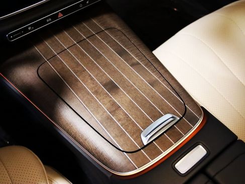 Used 2025 Mercedes-Benz E 350 4MATIC Sedan image 15