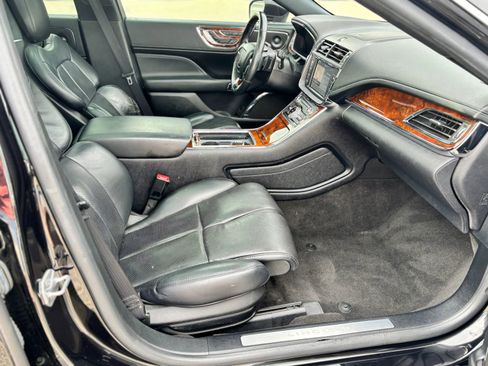 Used 2019 Lincoln Continental Reserve AWD/4WD image 17