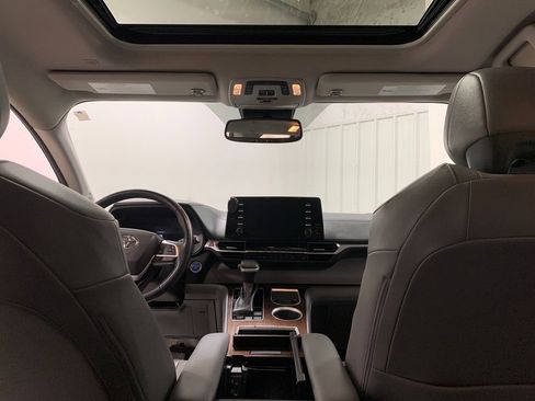 Used 2022 Toyota Sienna XLE image 17