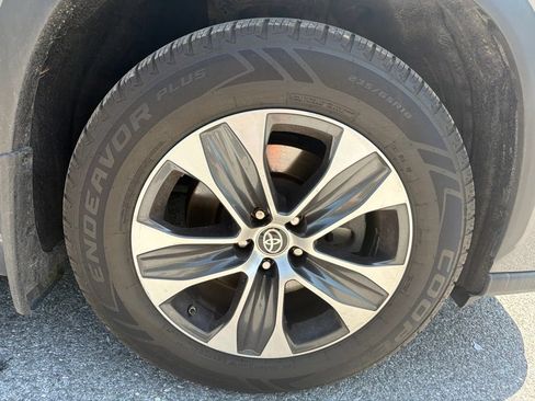 Used 2021 Toyota Highlander XLE AWD/4WD image 13